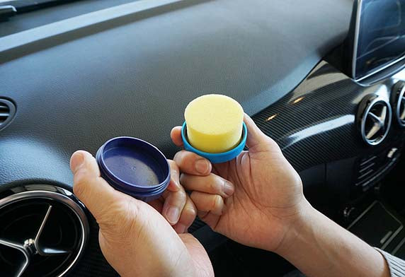 Soft99 Roompia Compatta – Dashboard & Unpainted Interior Trim Shine & Scratch Concealer