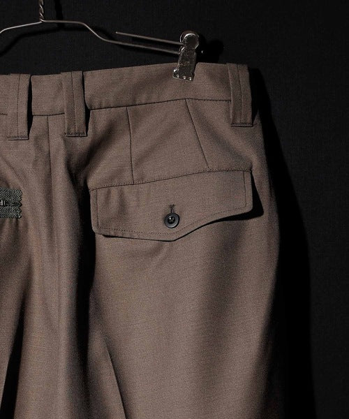 Densely woven 2-tuck chino pants